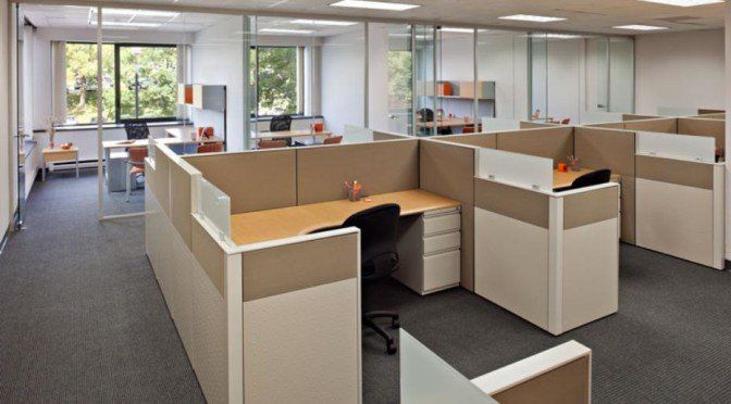Partisi dan meja kantor