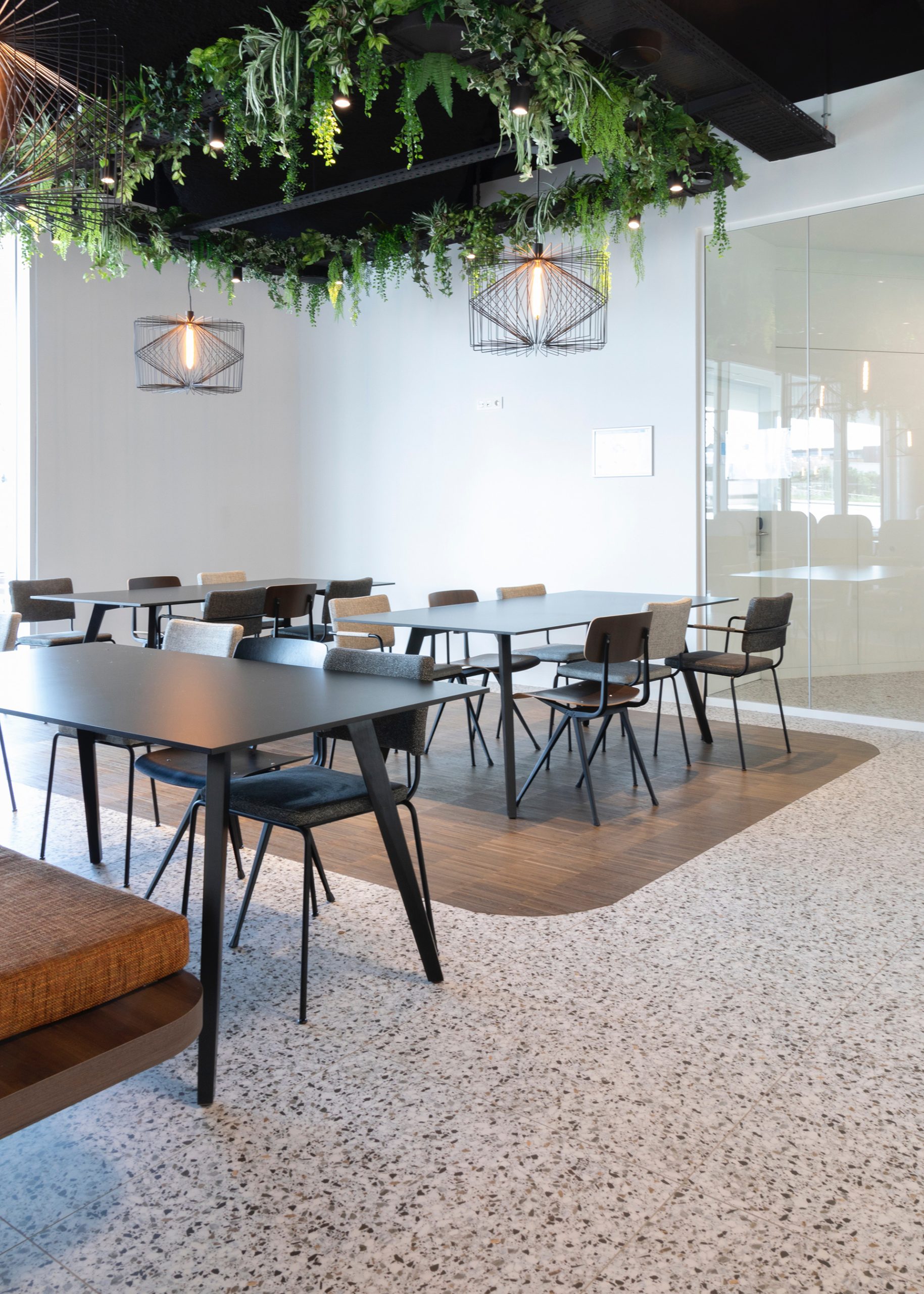 Gambar partisi kantor minimalis harga terjangkau dengan desain sederhana dan fungsional yang memisahkan ruang kerja menjadi beberapa area yang lebih privat dan nyaman.