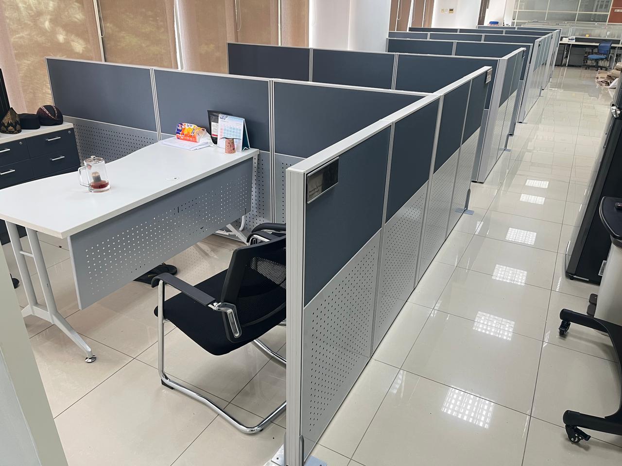 Partisi kantor HPL merupakan salah satu pilihan material untuk membagi ruang kantor menjadi beberapa area kerja yang fungsional dan efisien